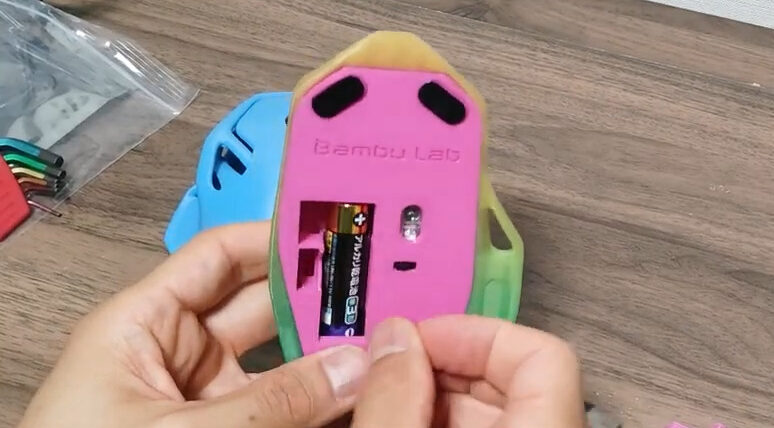 BambuLab_モデルキット__マウス_組み立て電池をセット