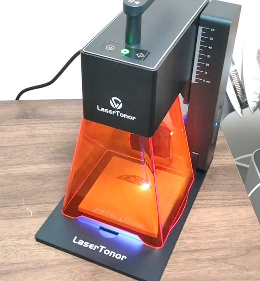 lasertonorレーザー彫刻中