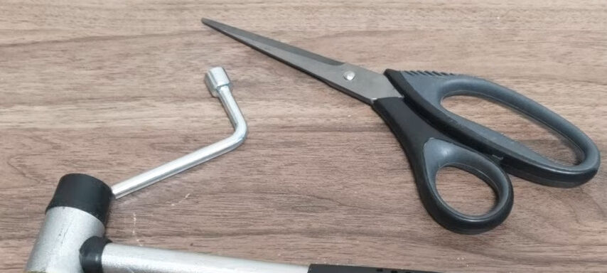 金属、黒色のモデル