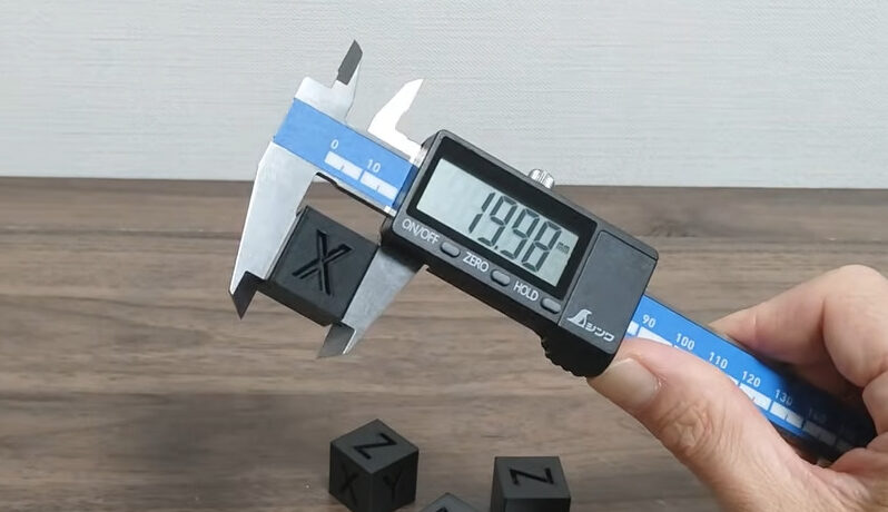 スケールで寸法をチェック