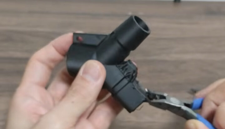 サポートをニッパーで剥がす